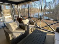 Lakehouse on Hartwell. Peace & quiet. Fish, grill, kayaks & more. Hotels in Stephens County