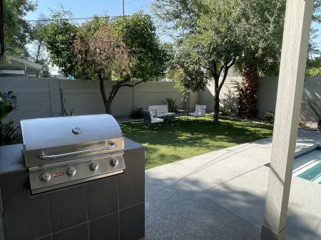 Luxurious modern 4-bedroom home w/ pool & hot tub Отели рядом с достопримечательностью «Зоопарк Финикс»