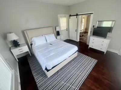 Bungalow in the heart of Greensboro, close to Downtown, restaurants and shops Hotels near Greensboro Public Library - Central Library