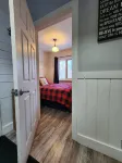 Cozy Hilltop Cabin - 10 minutes to Bancroft Hotels in Hastings Highlands