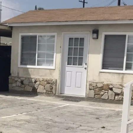 Guesthouse near LAX & Long Beach Airport Отели в г. Карсон