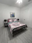Luxe 2 Bedroom Retreat. 1 block from Inter coastal. Walk to riverfront park.