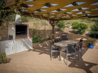 Beautiful, spacious villa with solar pool & games room Các khách sạn gần Quinta do vale