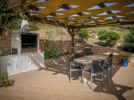 Beautiful, spacious villa with solar pool & games room Отели рядом с достопримечательностью «Quinta do vale»