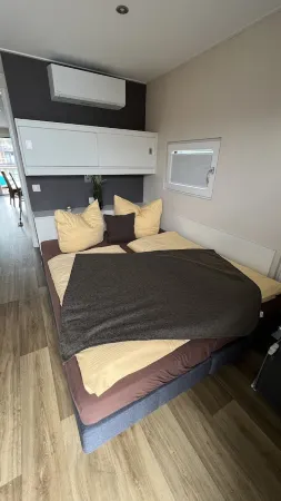 Houseboat "Vroni" on the Bärwaldersee in the Lusatian Lakeland Отели в г. Клиттен