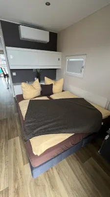 Houseboat "Vroni" on the Bärwaldersee in the Lusatian Lakeland فنادق في Klitten