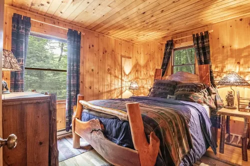 Luxury Cabin on the Lake & In The Trees