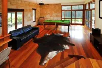 PERFECT FOR LARGE FAMILIES CLOSE TO BEACH AND SHOPS, ACREAGE & GAMES ROOMS