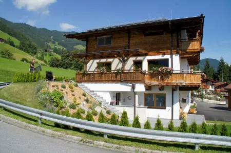 Mountain chalet for holidays with family and friends in the Zillertal Отели в г. Fugenberg