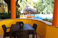 Luxury Condo Close to the beach,Tropical Setting,Garden Patio, Golf Club Nearby