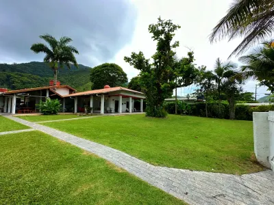 Foot in the Sand Cove House Hotels in Praia da Enseada