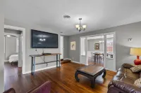 Downtown 4BR with 2 King Beds! Walking distance to SEMO and the River Front.