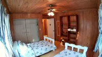 Nice Wooden House, a few steps from the beach - sleeps 6 - Strategic location