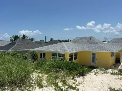 Turtle Cove is steps away from Paradise with private beach access. OCEANFRONT Hoteles en 