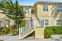 Beachfront Resort Condo, Walk to Atlantis - 2-Star