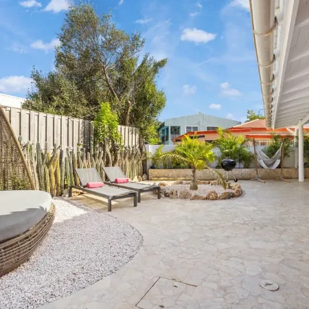 Charming apartment with AC in living, garden and walking distance to the ocean!