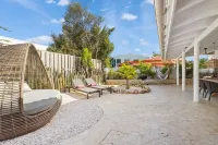 Charming apartment with AC in living, garden and walking distance to the ocean! - 2 Sao
