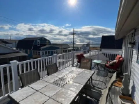 Beach Condo with a view! 3-bedroom with balcony porch! โรงแรมในHampton Beach