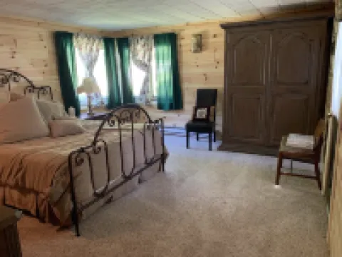 Lake Front Cottage on the north shore of Lake Charlevoix 海斯酒店