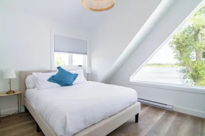Riverside House: riverfront vacation home with private dock. Hotels in der Nähe von Westben