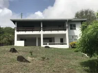 Tradewinds- quiet home overlooking the ocean Hotel a 