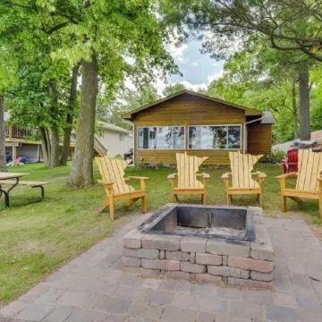 Escape to Our Cozy Lakeside Cabin-Great Sunset Views-1 Hour from Cities