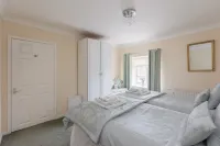 Central Cosy Character Cottage with Free Parking