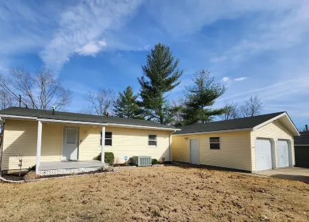 Lake Front, Family fun- Sleeps 8, Newly modern remodeled 3bed/2bath private dock Отели в г. Крил Спрингс