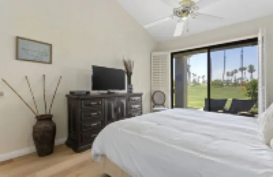 Sunny Palm Desert Escape on Golf Course