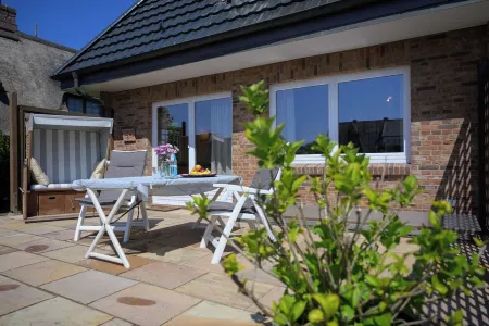 House Westsee ground floor with garden Отели в г. Веннингштедт-Брадеруп