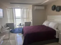 Sea Salt escape/ Beachfront apartment فنادق في 