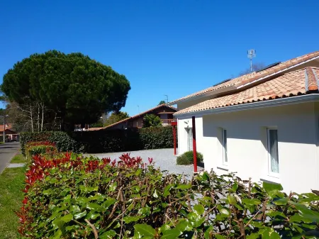 Modern house LE PIN 90 m2 with parking all on foot: Lac marin, sea, center