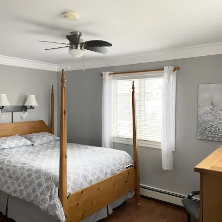 Cozy family home. Min to downtown, beaches, golf, and trails!