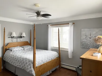 Cozy family home. Min to downtown, beaches, golf, and trails!
