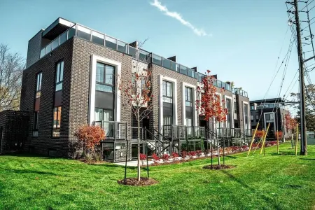 *Sunset x Falls Superb Modern Stacked Town + Parking