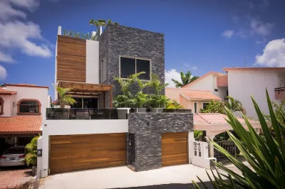 Luxury Waterfront Villa with private gym and cinema فنادق في 