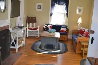 Affordable Family Getaway Sleeps 7, Near Bike Path, Beach, Golf, Harwich Center