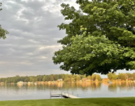 Cottage on the Lake 15 Minutes to Shipshewana