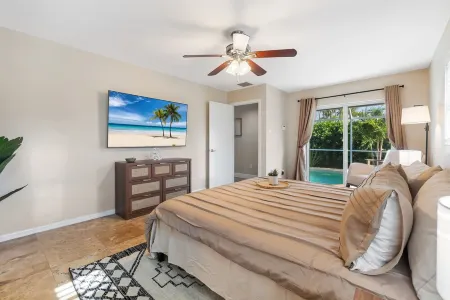 Heated Pool - EV Charger - Minutes to Beach in Marco Island Отели рядом с достопримечательностью «Hideaway Beach»