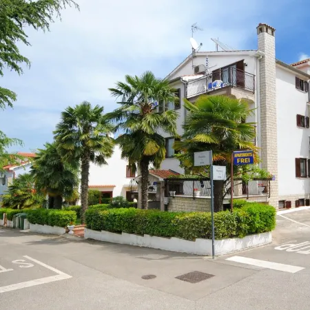 Beautiful spacious apartment (No. 3) with 2 bedrooms 300m from the beach