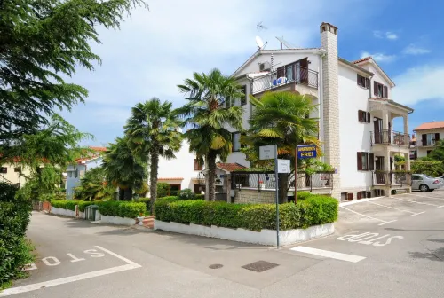 Beautiful spacious apartment (No. 4) with 2 bedrooms 300m to the beach