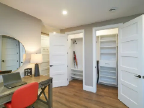 SRS  Sunrise Suite ~ Private 2 King Apartment with Parking โรงแรมในคิตเชเนอร์