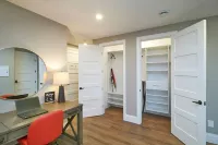 SRS  Sunrise Suite ~ Private 2 King Apartment with Parking