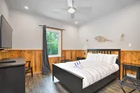 Pet Friendly Large Group Chalet  w Private Beach|10p Hot Tub|Kayaks|