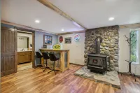 Hot Tub @ Hawkeye's Nest with Peek-A-Boo View