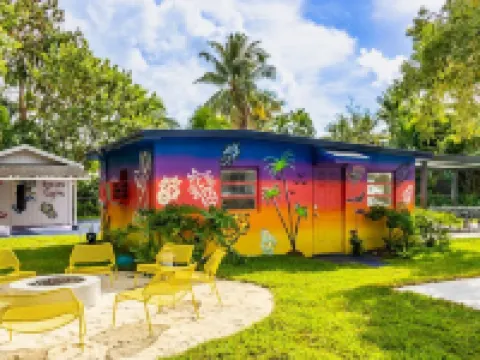 Casa Spur/8BR Villa/Miami Mini Resort w/ Pool+ Hotels in Golden Glades