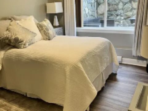 Bears Den close to golf course on Bear Mountain. Hotels in Langford