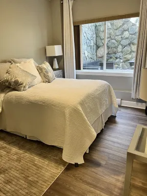 Bears Den close to golf course on Bear Mountain.