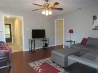 4 Bedroom Home - Great Location (Sleep 10 Guest)