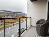 Lake Okanagan Beach Condo w/ Private Buoy, AC, Heated Outdoor Pool, Patio, Sups โรงแรมในเวอร์นอน